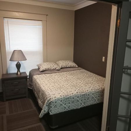 E. Michigan Walk Up Furnished 2 Bedroom Apt لانسنج المظهر الخارجي الصورة
